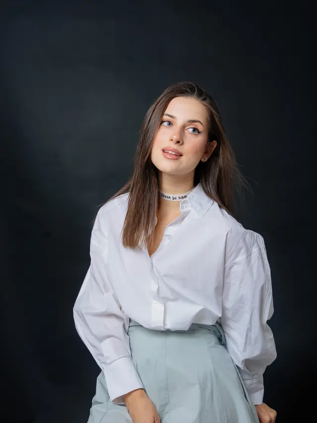 Self studio: portret u beloj košulji, tamna pozadina
