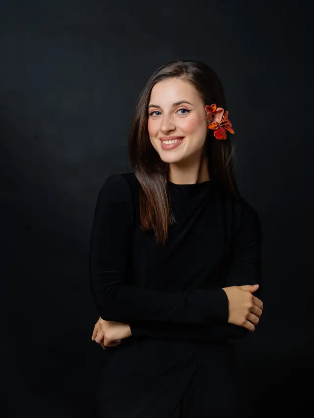 Self studio: portret na crnoj pozadini