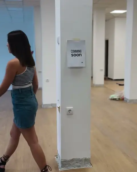 Plakat Coming soon na stubu u prostoru studija