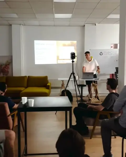 Cursor Meetup u prostoru studija