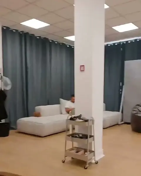 Pogled na studio sa zavesama i foto opremom