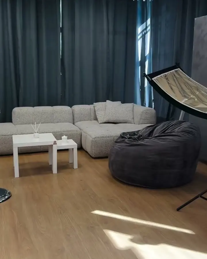 Chill zona sa velikom sofom i taburetima