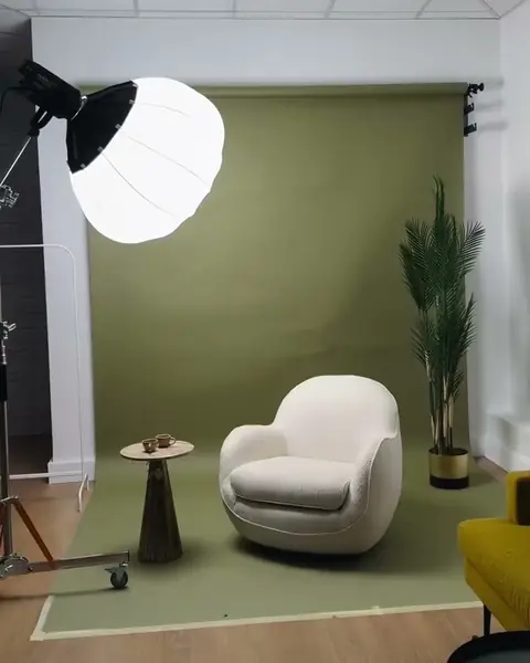 Content studio sa maslinastom pozadinom i belom foteljom
