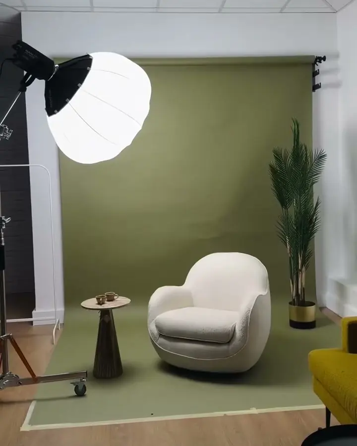 Content studio: set sa maslinastom pozadinom, belom foteljom i lampionom