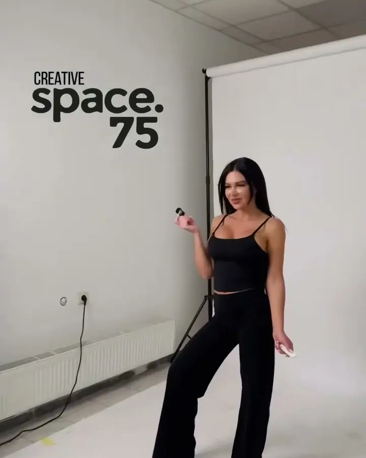 Self studio sa logom Creative Space 75 i daljinskim okidačem